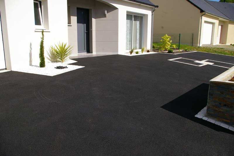 Macadam — Entrée avec aménagement paysager
