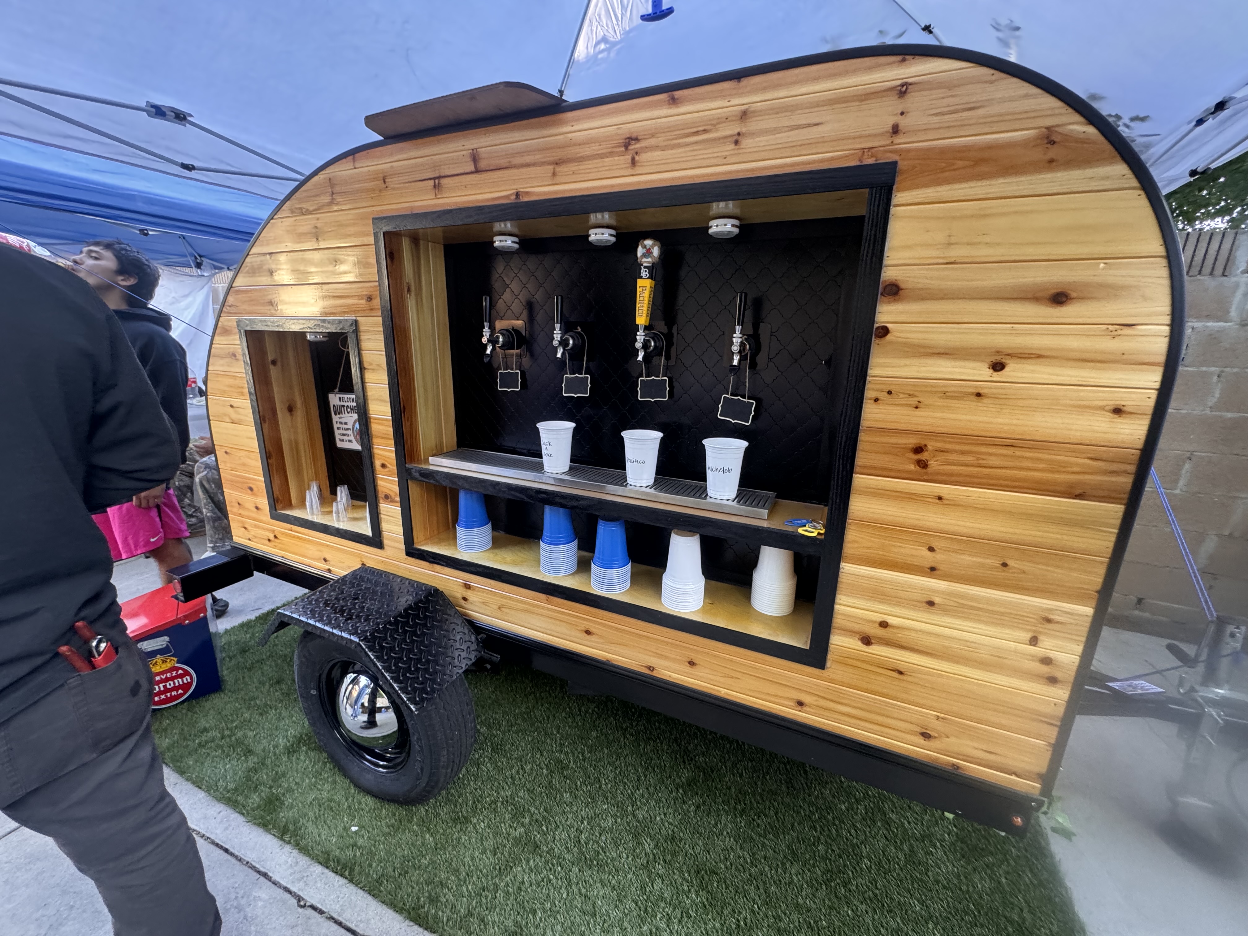 Trailer with cups