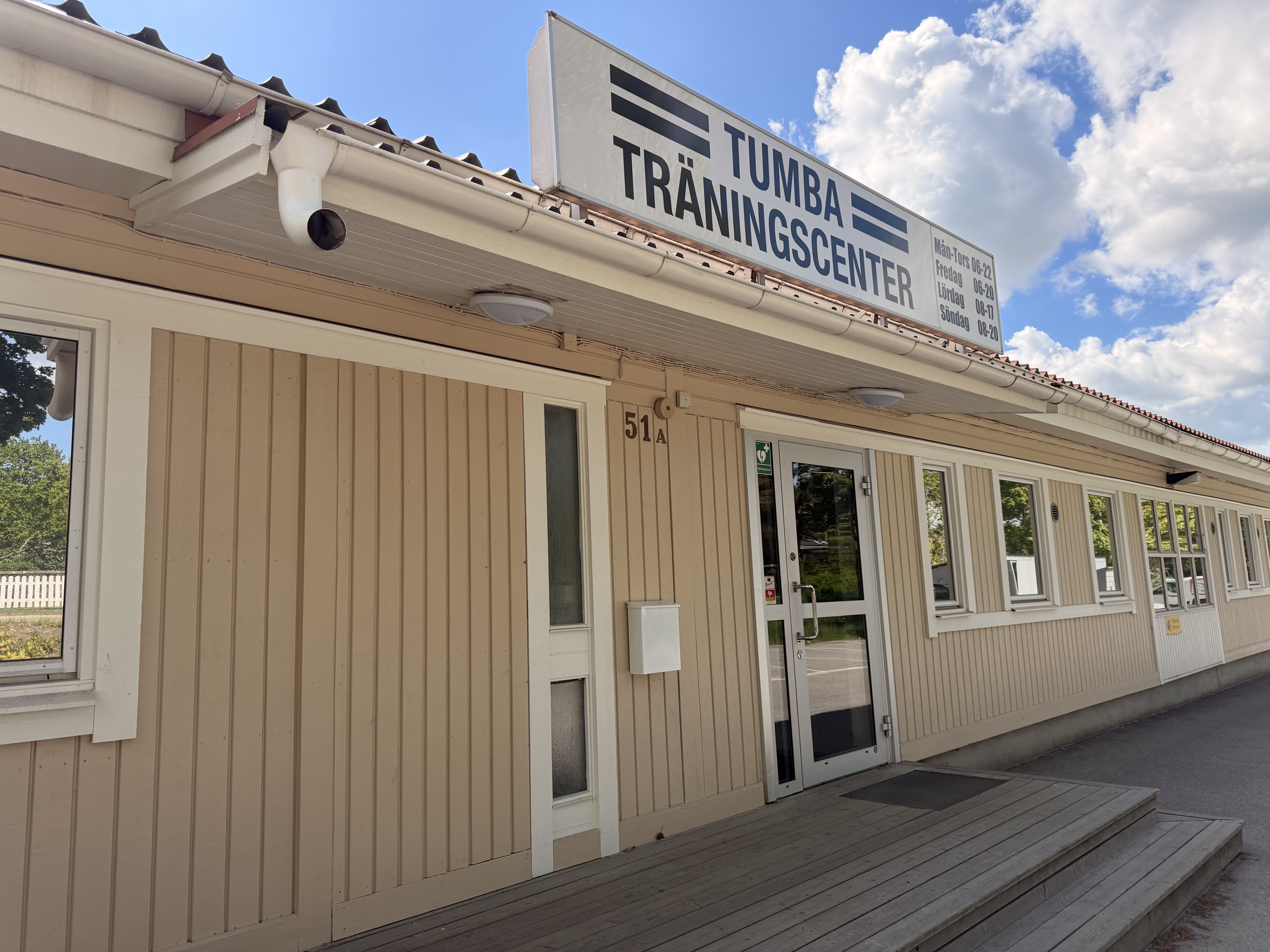Tumba Träningscenter – fasad och entré