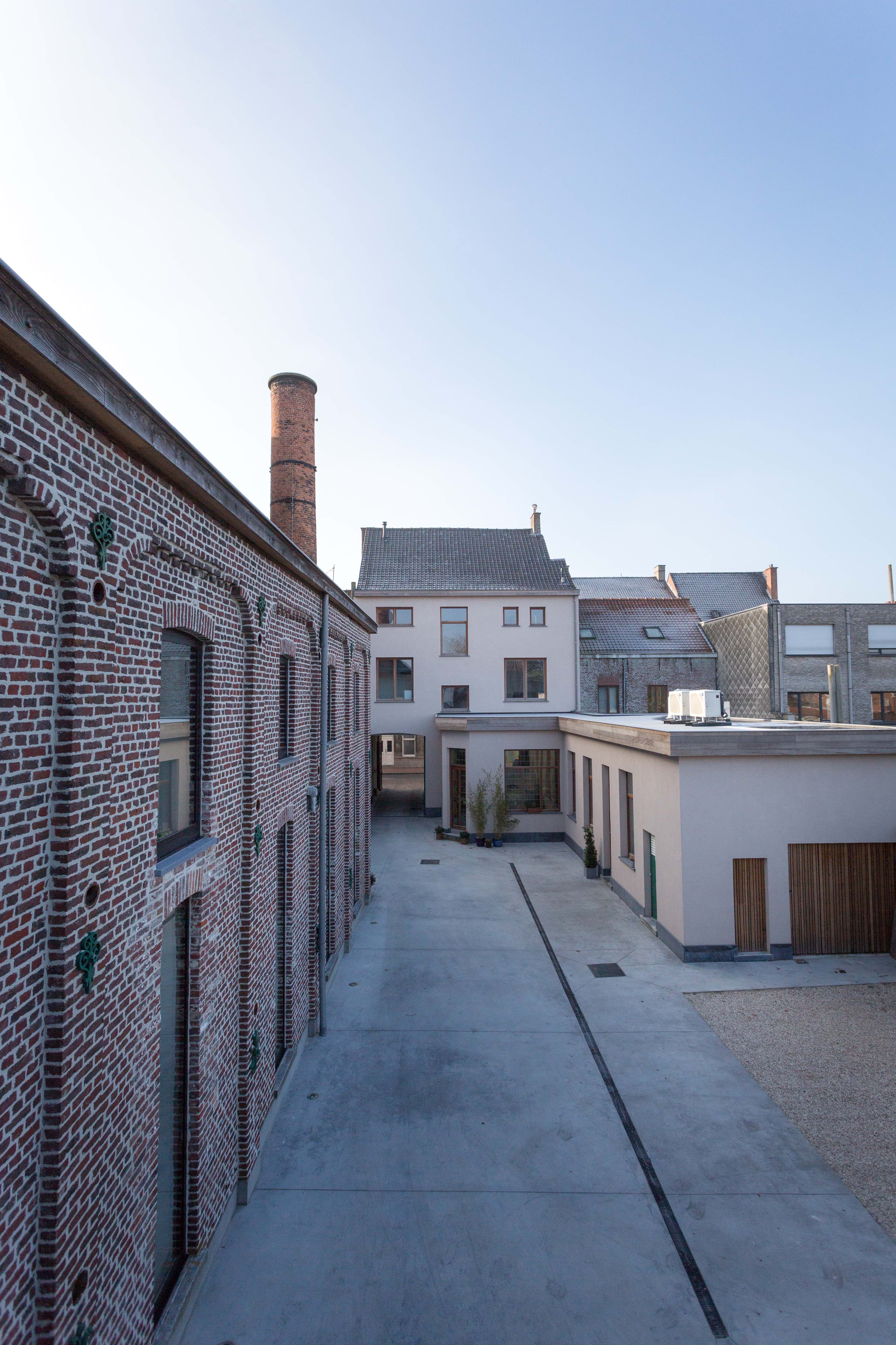 De binnenkoer met de oude branderij-schouw