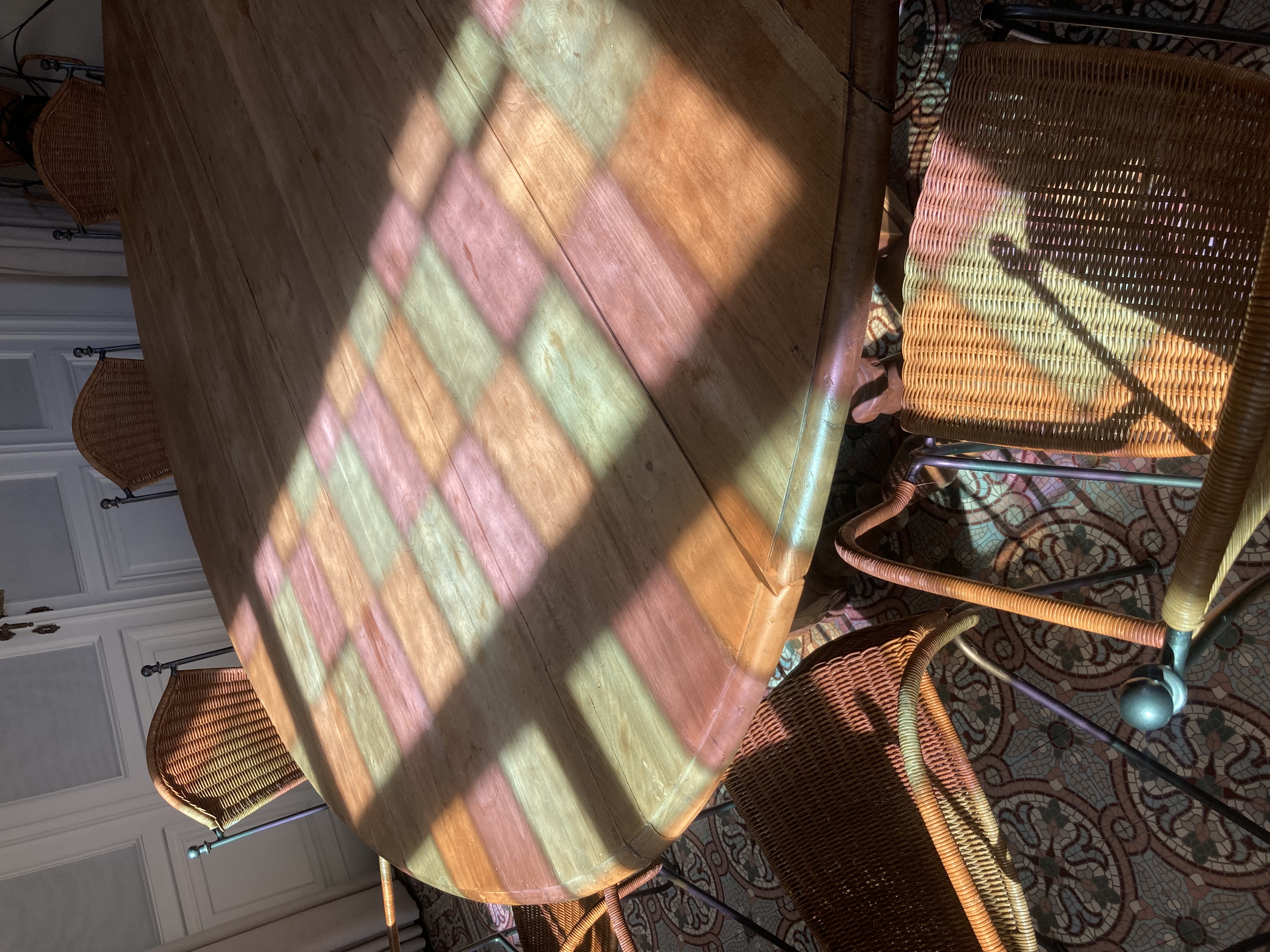 Glas in lood op de eikenhouten tafel, Noordstraat 140