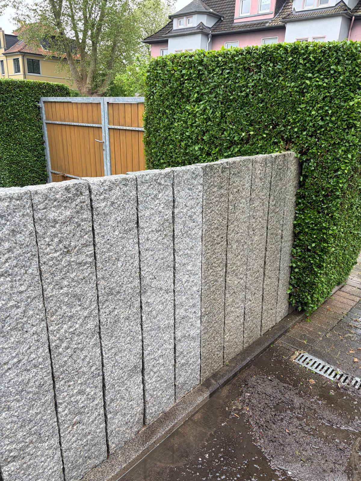 Granit-Stelen & Hecke