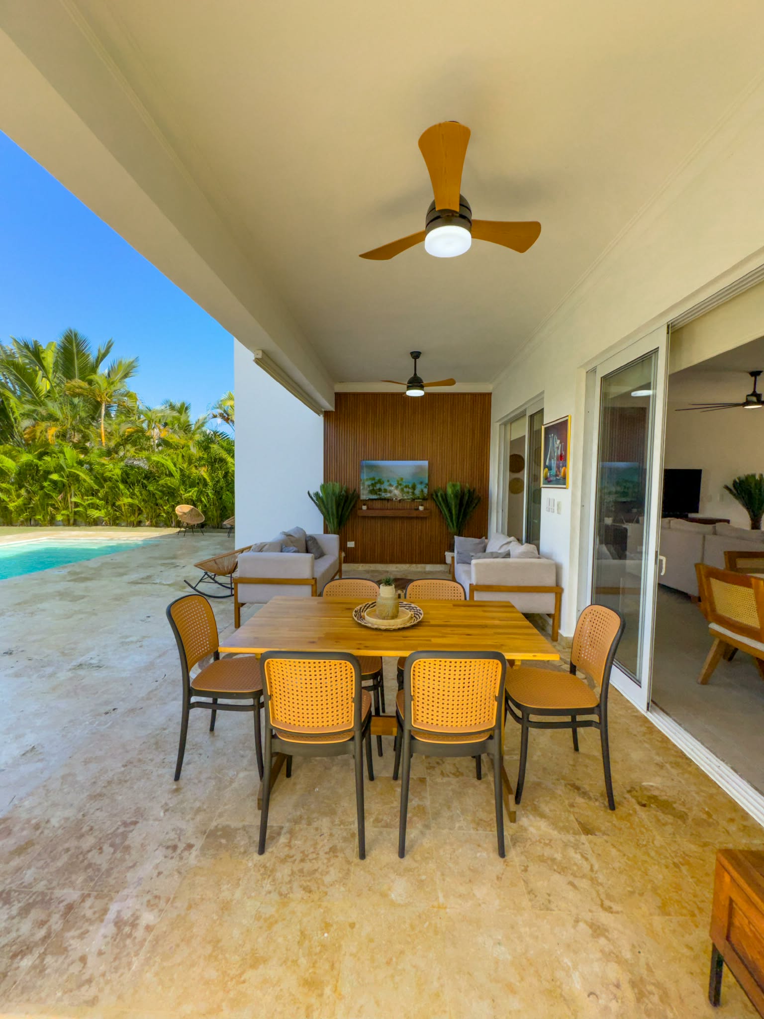 Terrasse extérieure avec vue piscine