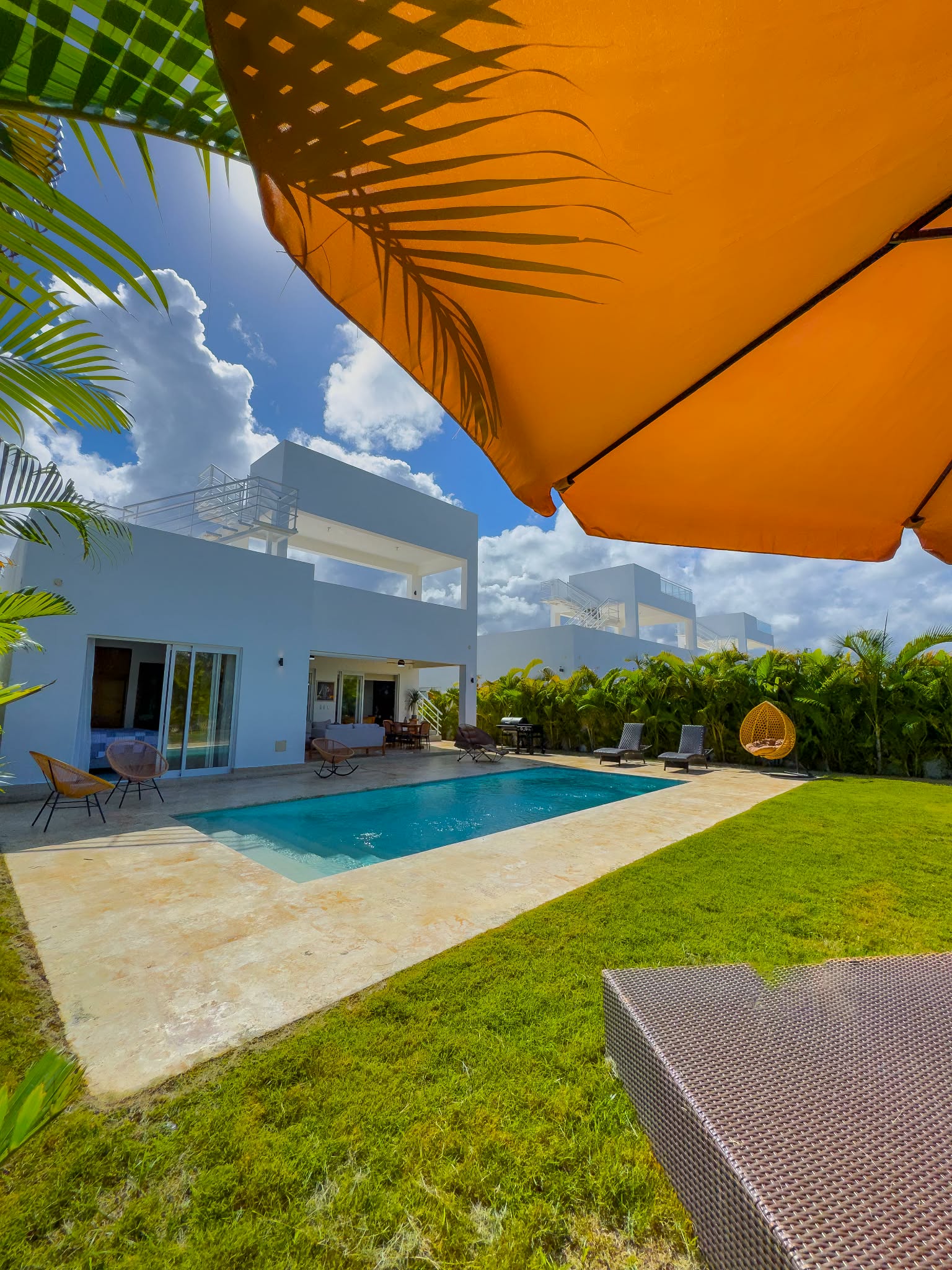 Piscine vue parasol