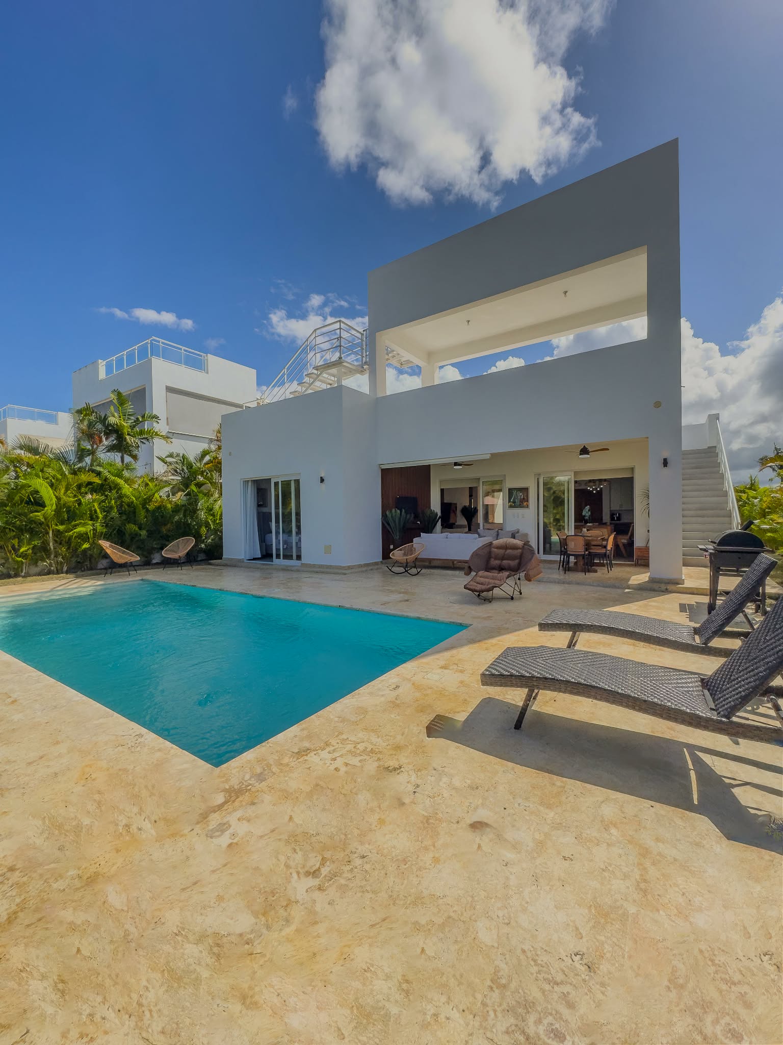 Piscine et terrasse vue complète