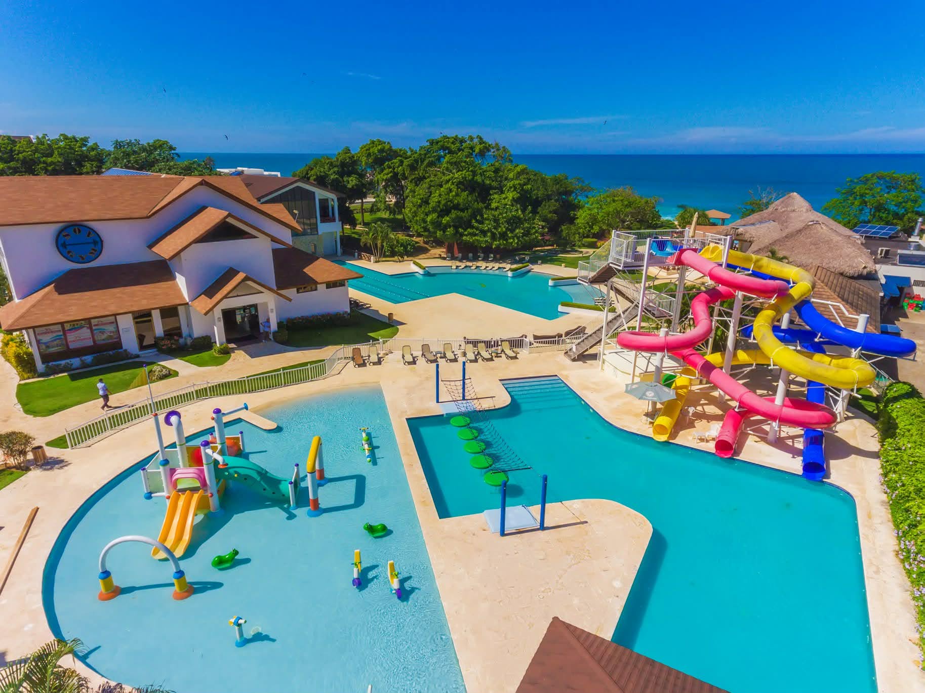 Parc aquatique avec vue sur mer