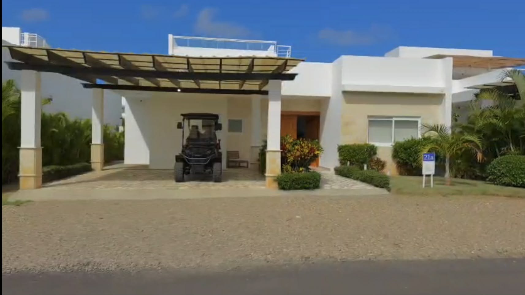 Façade villa avec cart de golf