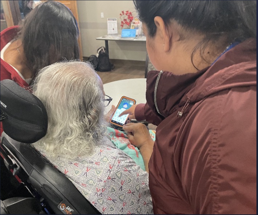 Student volunteer teaching smartphone skills