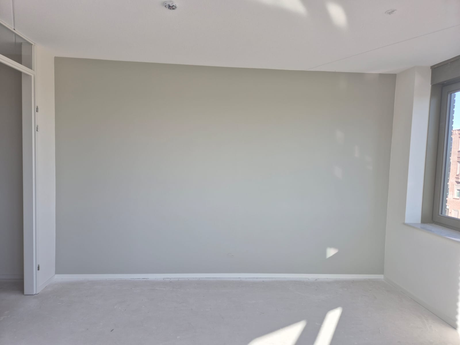 Стена в мягком оливково-сером тоне