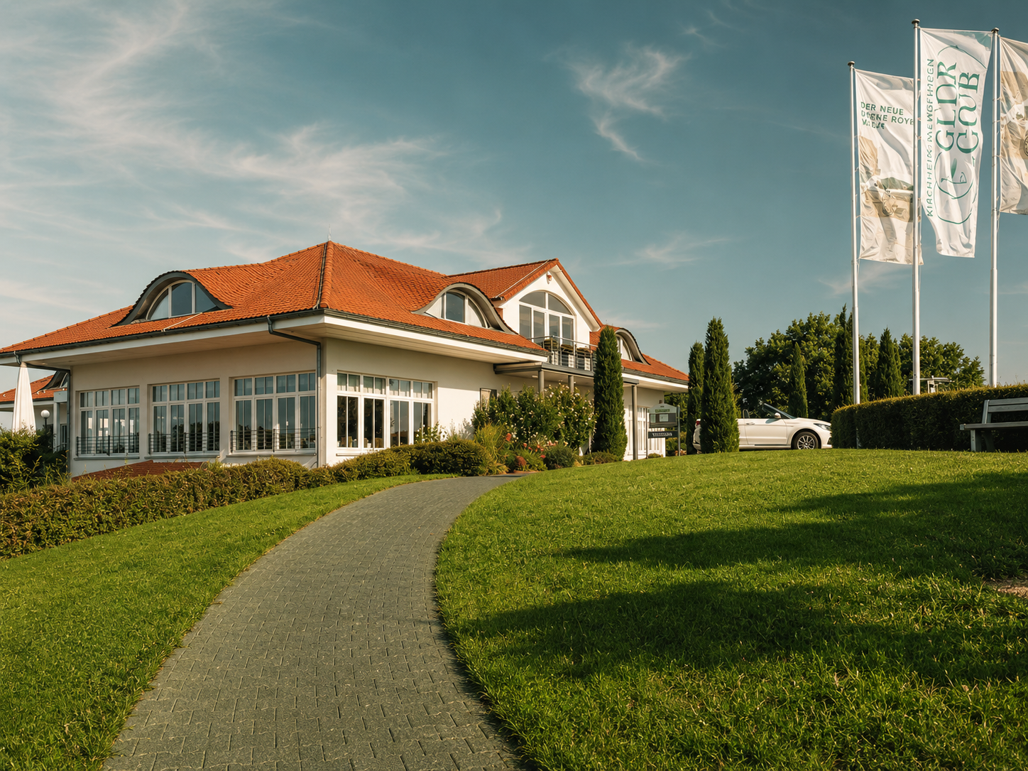 Clubhaus des GC Kirchheim-Wendlingen mit Fahnen