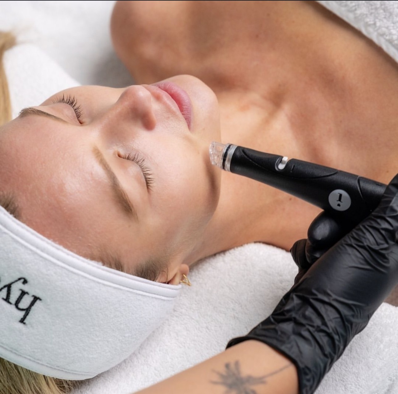 Pasient under Hydrafacial-behandling