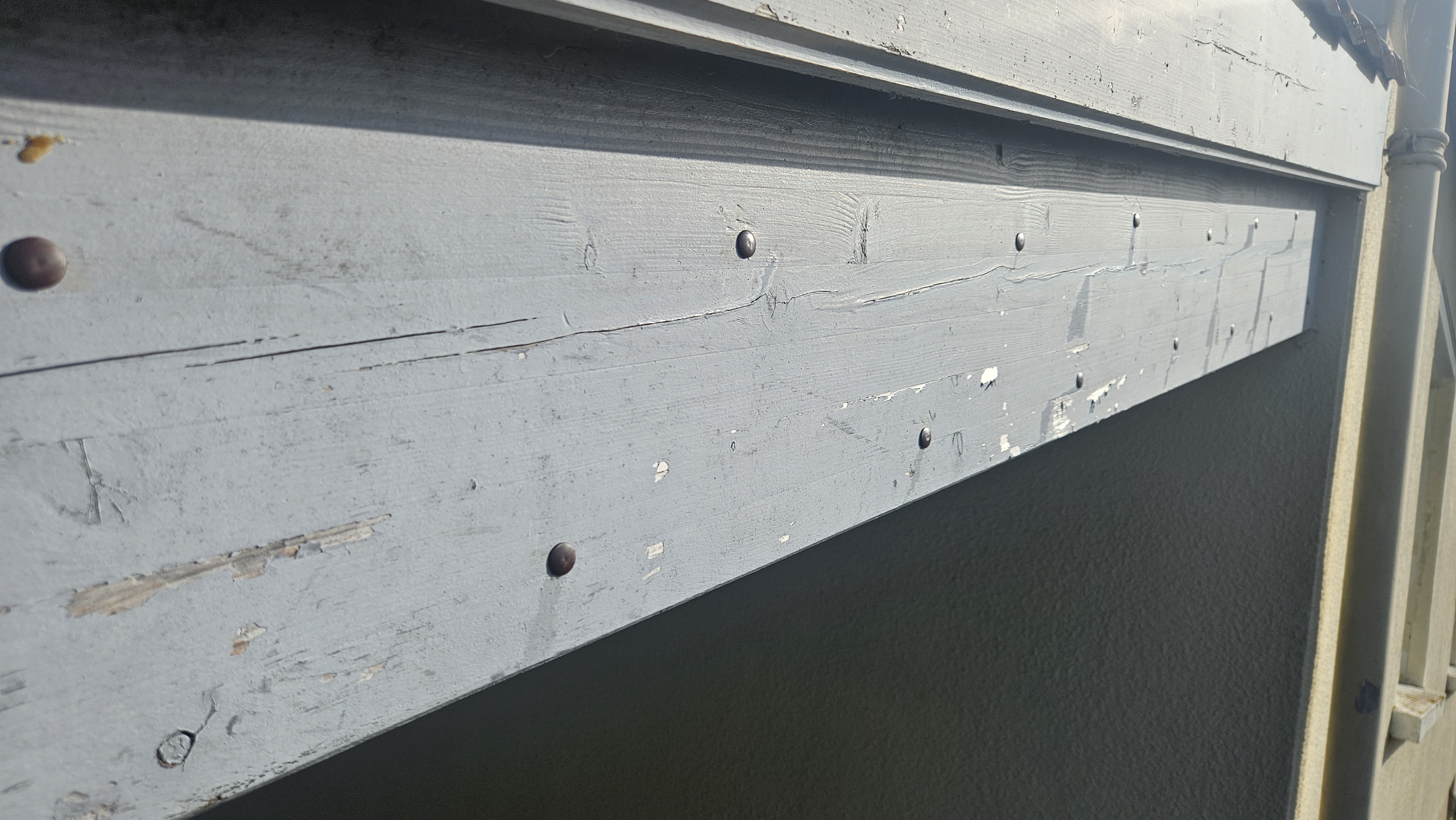 Chevilles d'injection alignées sur planche de rive
