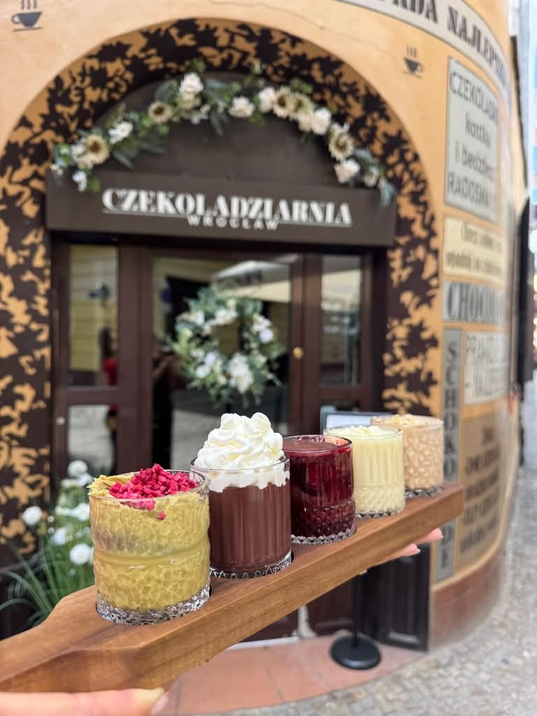Czekoladziarnia Wrocław — degustacja gorących czekolad przed lokalem