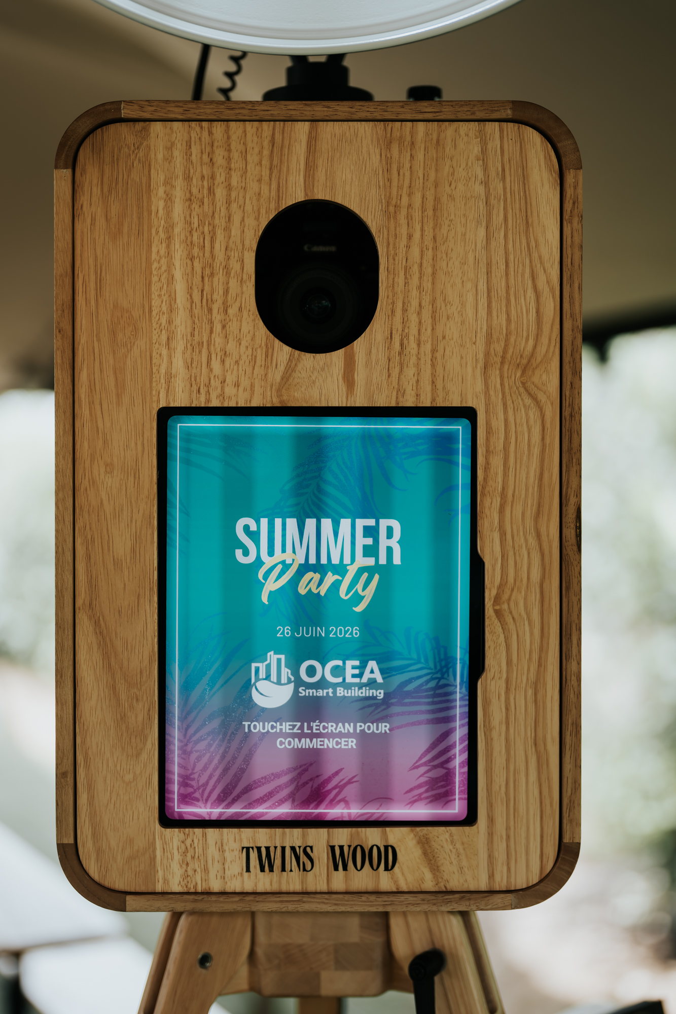 Collaborateurs OCEA devant le photobooth Twins Woods