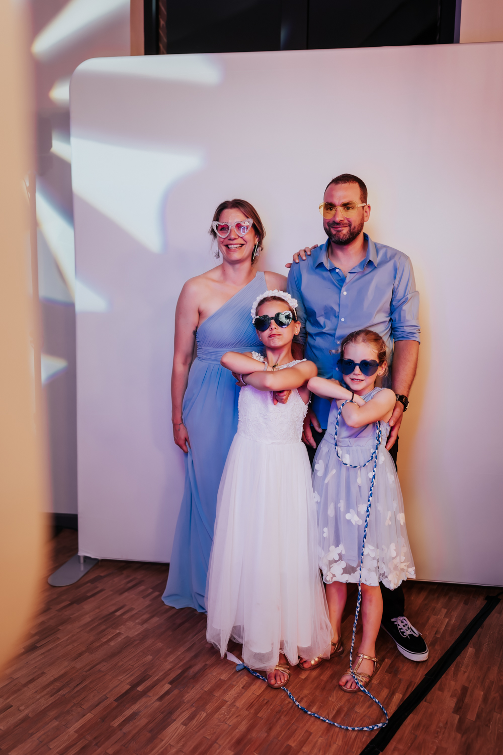 Invités posant devant le photobooth Le Classique mariage Artres