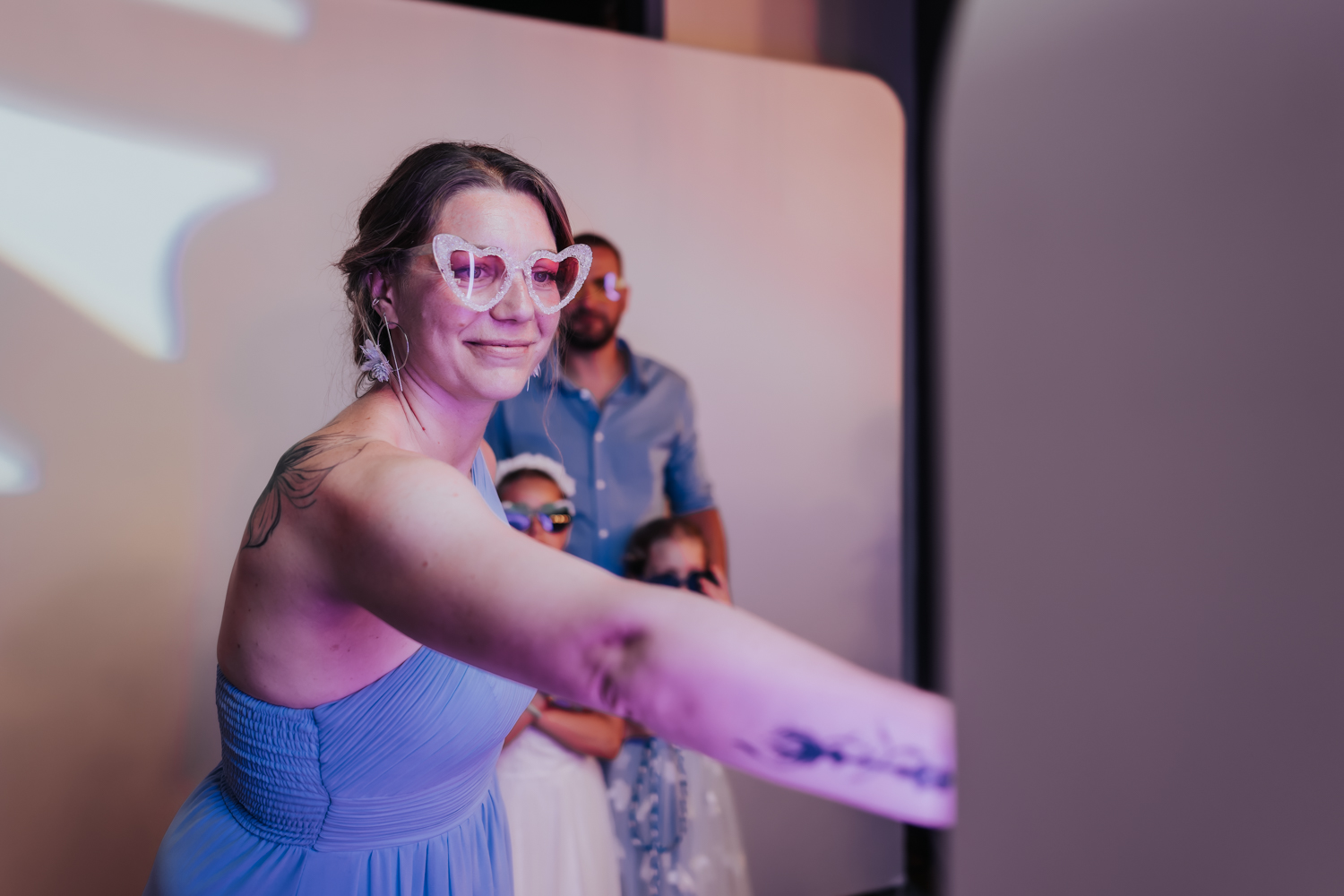 Mariage photobooth La Gentilhommière Artres - invités devant la borne photo
