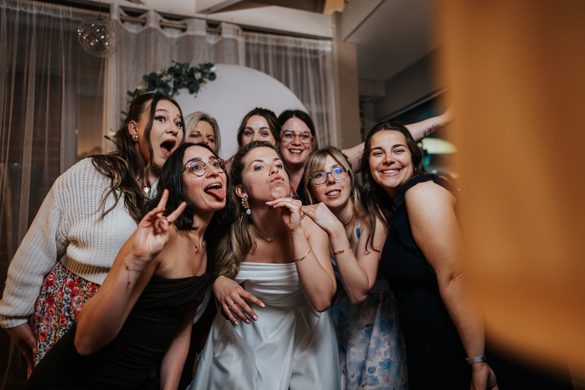 Invités riant au photobooth Twins Woods lors du mariage au Domaine de la Chanterelle à Verlinghem